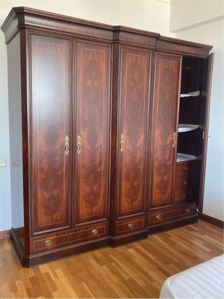 Armario, cómoda y espejo de madera veteada