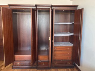 Armario, cómoda y espejo de madera veteada