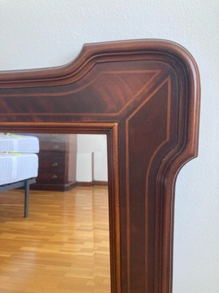 Armario, cómoda y espejo de madera veteada