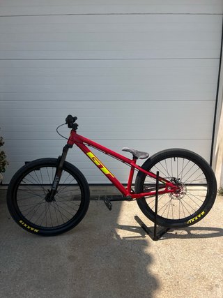 Bicicleta GT La Bomba Dirt Jump