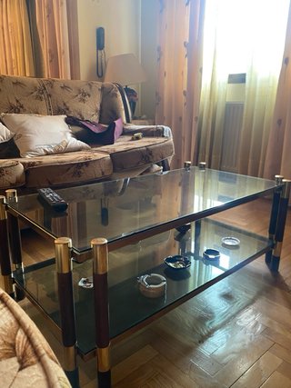 Mesa centro cristal y metal dorado