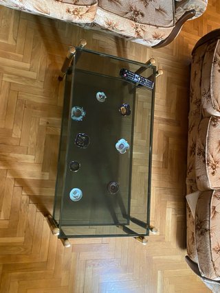 Mesa centro cristal y metal dorado