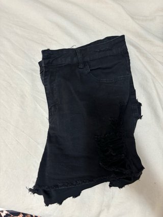 Pantalón corto negro desgarrado