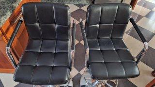 2 taburetes altos negros y plateados.Precio de 2.