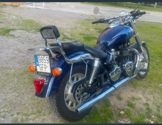 Moto azul estilo cruiser