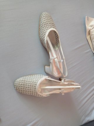 Zapatos de tacón de rejilla en raso gris