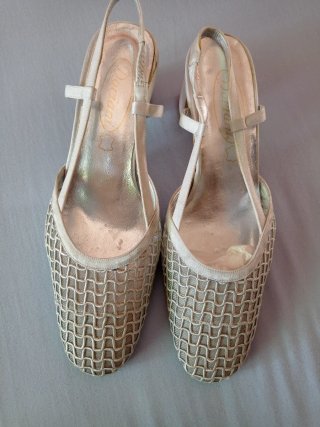 Zapatos de tacón de rejilla en raso gris