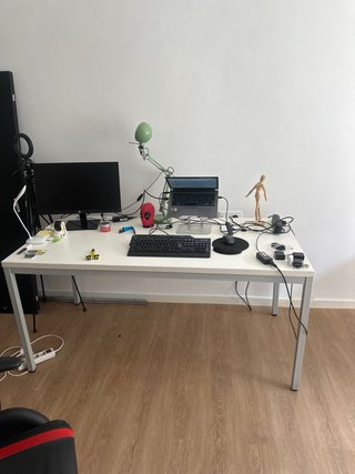 Mesa de escritorio con patas metálicas