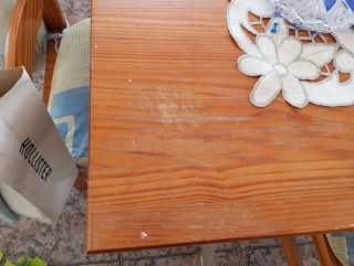 Mesa y 4 sillas de madera tiene algun rallazo.