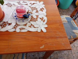 Mesa y 4 sillas de madera tiene algun rallazo.