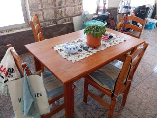Mesa y 4 sillas de madera tiene algun rallazo.