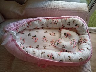 Nido reductor para bebé floral rosa
