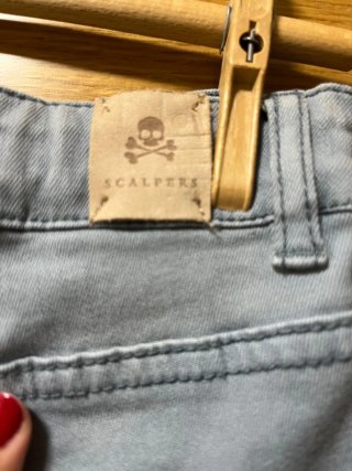 Pantalones vaqueros azules desgastados