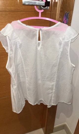 Blusa blanca bordada con volantes