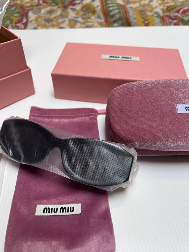 Gafas de sol Miu Miu negras