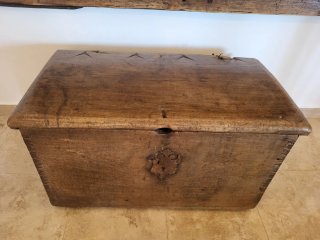 Puerta de madera maciza. Cofre antiguo de madera.
