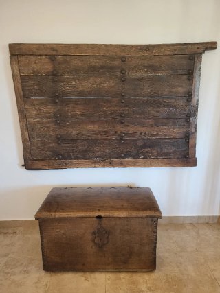 Puerta de madera maciza. Cofre antiguo de madera.