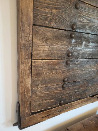 Puerta de madera maciza. Cofre antiguo de madera.