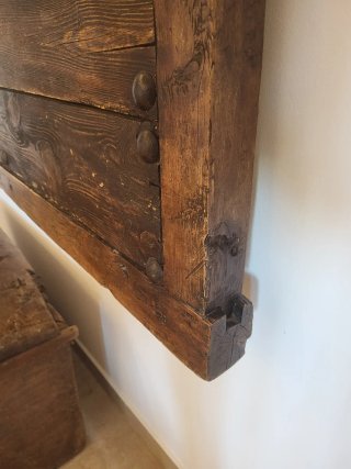 Puerta de madera maciza. Cofre antiguo de madera.