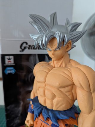 Figura Goku Ultra Instinto Grandista