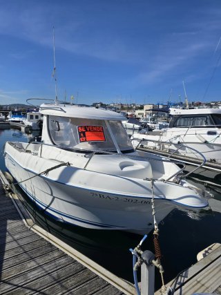 Barco blanco con cabina