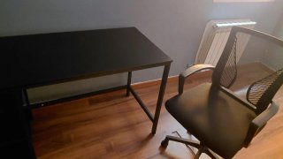 Mesa escritorio negra con silla oficina