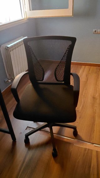 Mesa escritorio negra con silla oficina