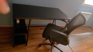 Mesa escritorio negra con silla oficina