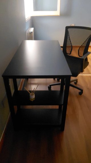 Mesa escritorio negra con silla oficina