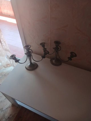 Candelabro antiguo bañado en metal