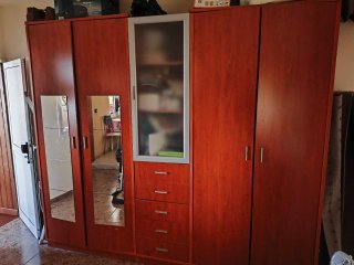 Armario de madera con puertas de cristal