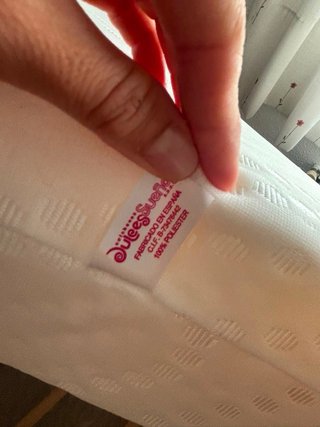 Cuna de madera con colchón