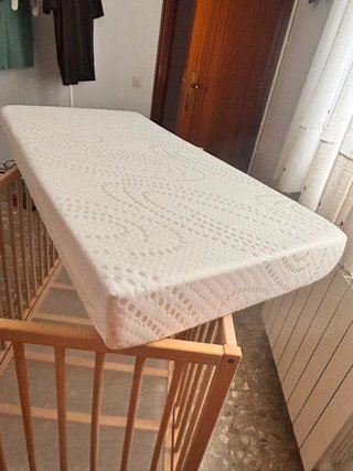Cuna de madera con colchón