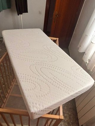 Cuna de madera con colchón