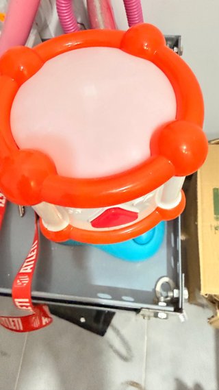 Timbal de juguete naranja y rosa