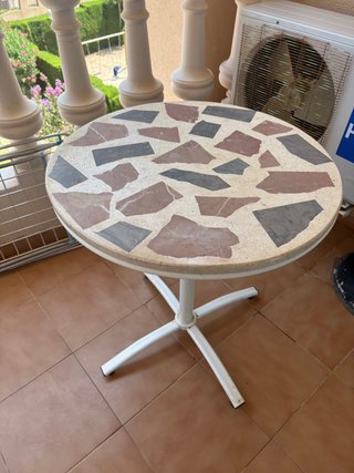 Mesa redonda de piedra exterior
