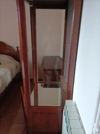 Vitrina de madera y cristal