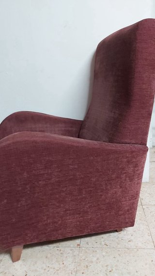 Sillón de tela color burdeos