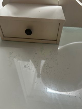 Tocador blanco con espejo y taburete