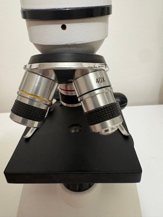Microscopio blanco con 4x objetivo