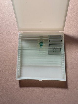 Microscopio blanco con 4x objetivo