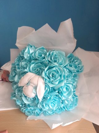 Ramo de flores de satén azul hecho a mano