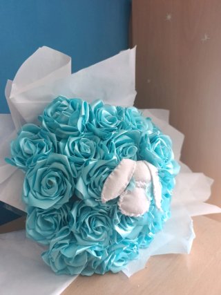 Ramo de flores de satén azul hecho a mano