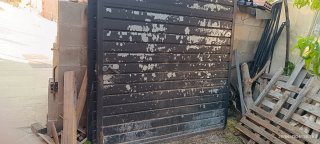 Dos puertas metálicas