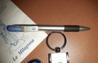 LOTE 4 ARTÍCULOS RELIGIOSOS VIRGEN LA MILAGROSA