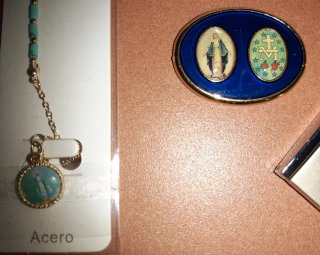 LOTE 4 ARTÍCULOS RELIGIOSOS VIRGEN LA MILAGROSA