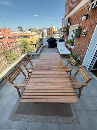 Mesa extensible de madera para exterior