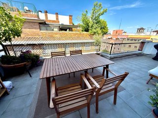 Mesa extensible de madera para exterior