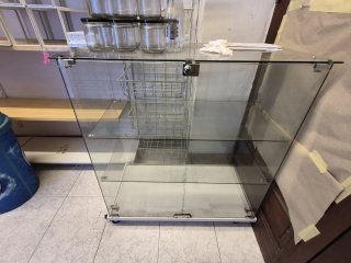 Estantería de cristal con ruedas
