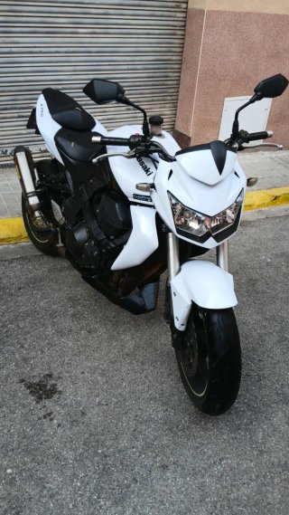 Moto Kawasaki Z750 Blanca